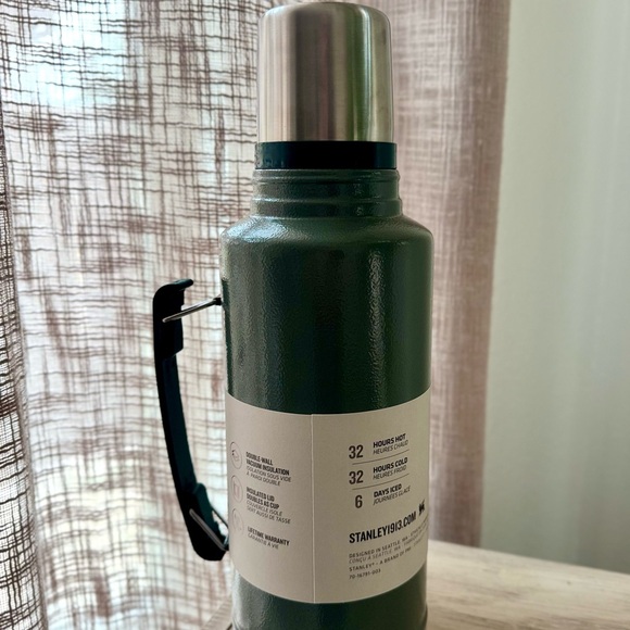 STANLEY Heritage Green Classic Bottle - The Legendary- 2 QT - Picture 3 of 4
